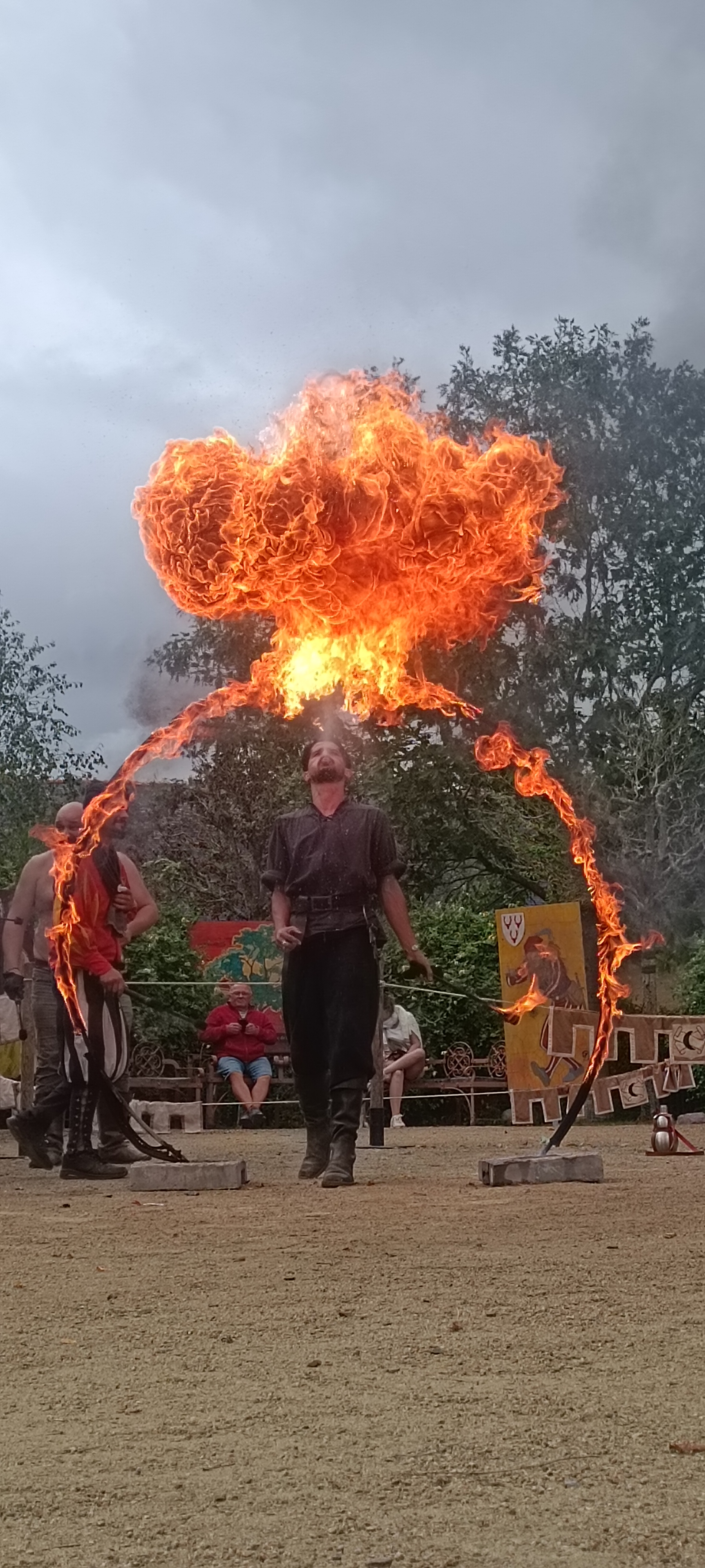 Torche allumée sur fond de ciel du soir