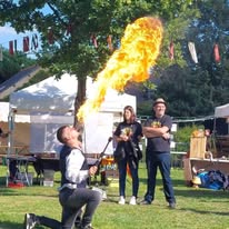 Agenouillé, souffle de feu au festival