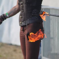 Torches enflammées, close-up costume
